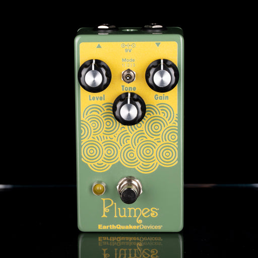 Guitar effects pedal with 'Plumes' branding on a reflective surface