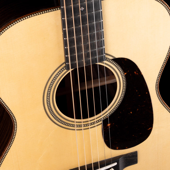 Martin Custom Shop 00-28 Deep Body Wild Grain East Indian Rosewood and Italian Alpine Spruce With Case