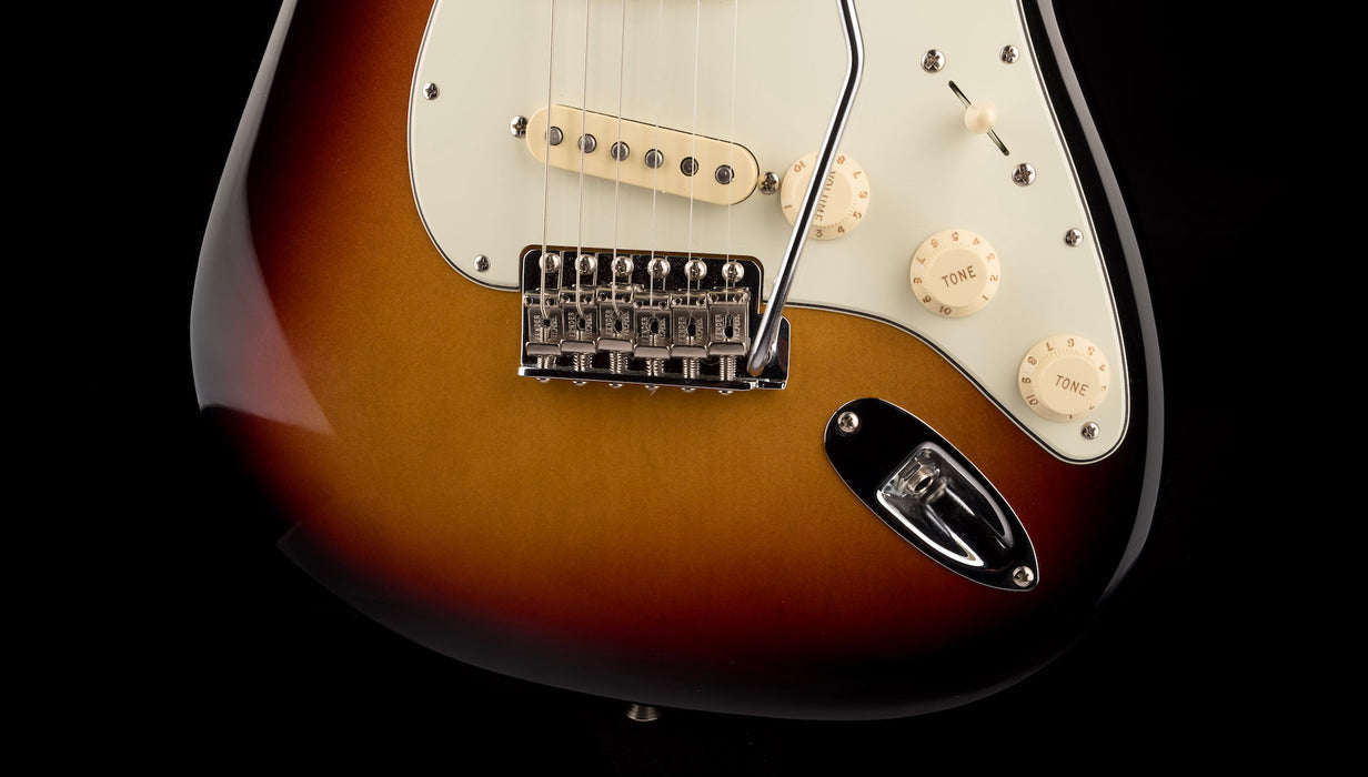 Used Fender American Vintage II 1961 Stratocaster 3-Tone Sunburst with OHSC