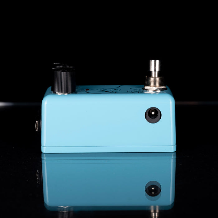 vUsed Red Witch Eve Tremolo Pedal with Box