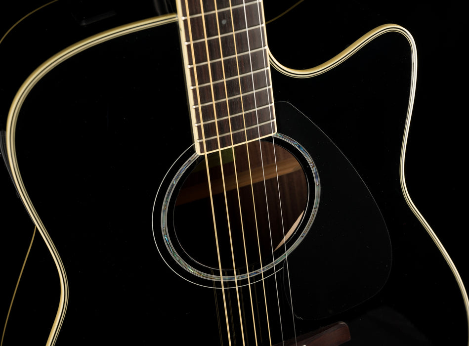 Pre Owned Yamaha FGX830C Dreadnought Cutaway Black With Case