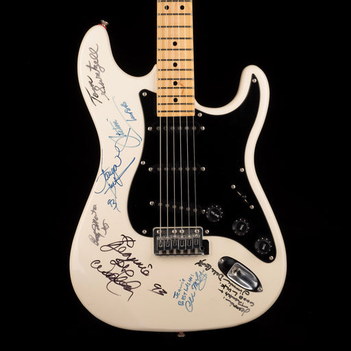 Pre Owned Peavey Predator SSS White Signed by Country Artists.