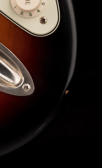 Used Fender American Vintage 1962 Stratocaster 3-Tone Sunburst with OHSC