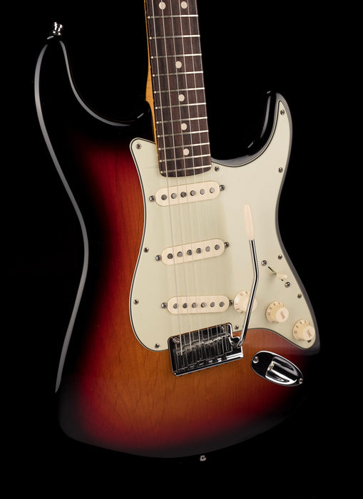 Pre Owned 2009 Fender Custom Shop Custom Deluxe Strat NOS 3-Tone Sunburst With Case
