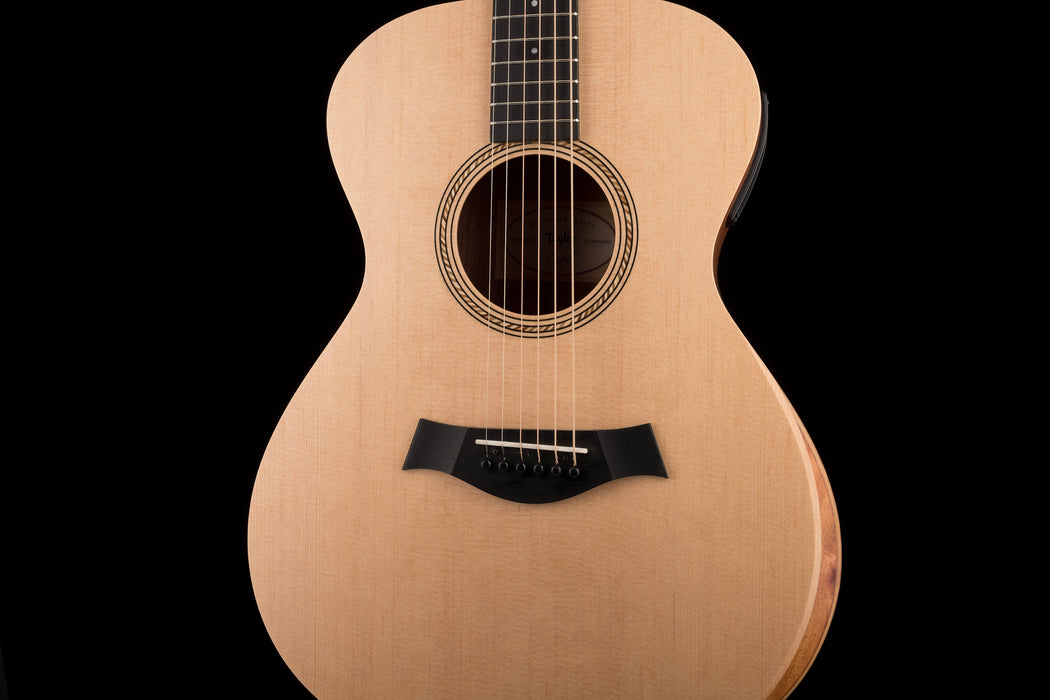 Taylor Academy 12e Left-Handed Acoustic Electric Guitar WIth Gig Bag