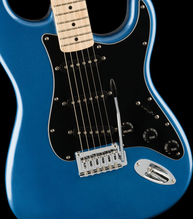 Squier Affinity Series Stratocaster Maple Fingerboard Black Pickguard Lake Placid Blue