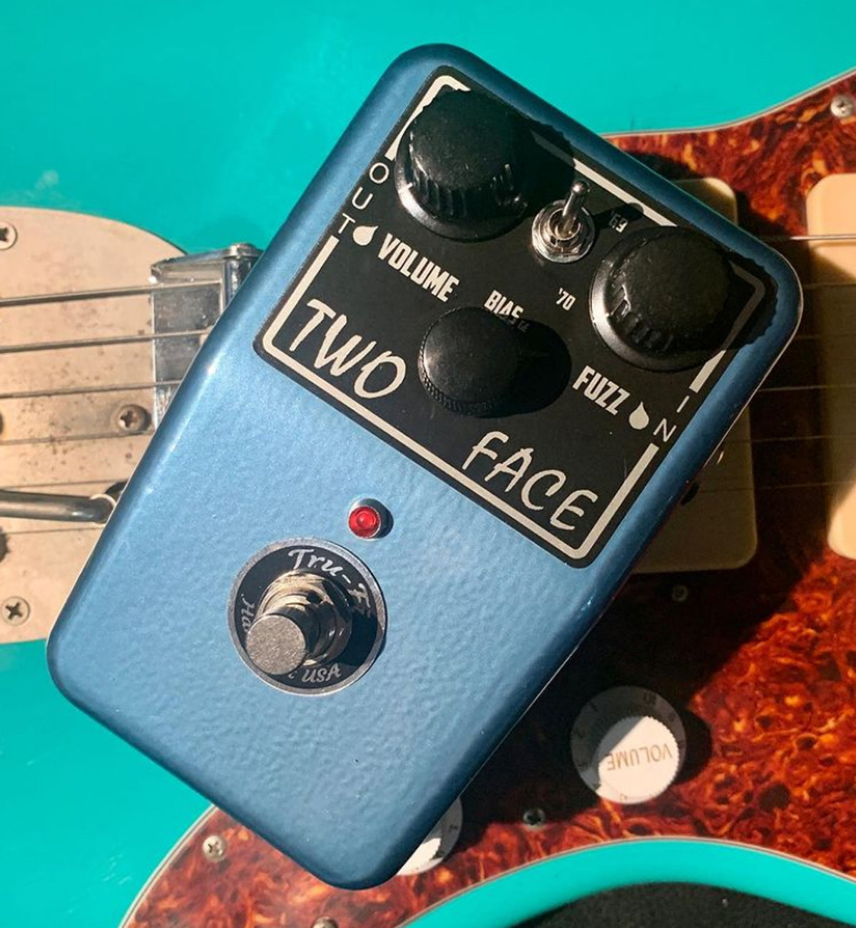 Tru-Fi Two Face ギターエフェクター Tru-Fi Two Faces Classic Style Fuzz Guitar Pedal — Truetone Music